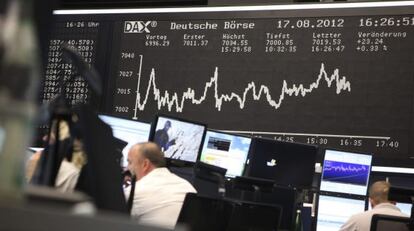 Operadores de bolsa trabajan en Fráncfort Main.