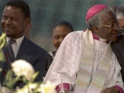 Desmond Tutu (izquierda), y Nelson Mandela, en un acto en Soweto, en 1994.