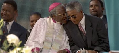 Desmond Tutu (izquierda), y Nelson Mandela, en un acto en Soweto, en 1994.