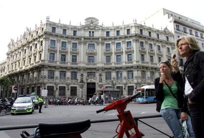 Fachada del Banco Santander Central Hispano en la plaza de Canalejas.