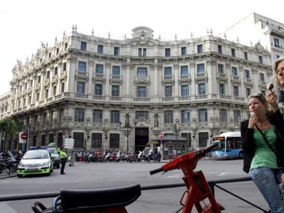 Fachada del Banco Santander Central Hispano en la plaza de Canalejas.