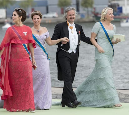 Marta Luisa de Noruega y Ari Behn (en el centro de la imagen) junto a las princesas Mary de Dinamarca (izquierda) y Mette Marit de Noruega (derecha) en la boda de la princesa Magdalena de Suecia y el financiero Christopher O'Neill celebrada en junio de 2013 en Estocolmo (Suecia).