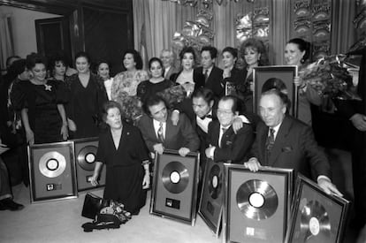 Los 16 artistas de la canción española que recibieron un disco de platino en Madrid posan con motivo de la publicación del disco 'Coplas de España'. Imperio Argentina, Juanita Reina, Rafael Farina, Rosita Ferrer, Carmen Sevilla, Marujita Díaz, Carmen Morell, Príncipe Gitano, Antonio Amaya, Enrique Montoya, Marifé de Triana, Juanito Valderrama, Antoñita Moreno, Paquita Rico y Perlita de Huelva. 13 de noviembre de 1990.