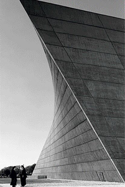 La espectacular iglesia de San Francisco de Sales en Muskegon (Michigan, Estados Unidos), proyectada por Breuer en 1964