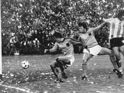 Kempes marca um gol ao lado de Krol e Poortvliet, em 1978.