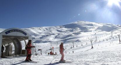 Varios esquiadores en la estaci&oacute;n de Sierra Nevada, Granada.