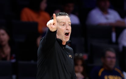 Kenny Atkinson, entrenador de los Cleveland Cavaliers, durante un partido del mes pasado.
