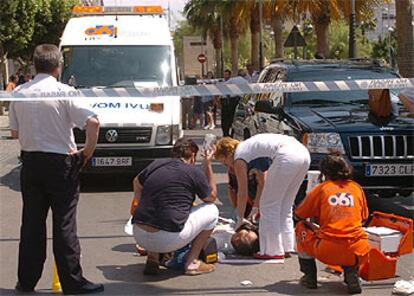 Los servicios del 061 tratan de reanimar, sin éxito, a Antonio Bernabé Capel, que falleció el lunes en Almería tras recibir varios disparos.