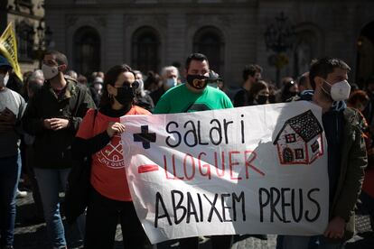 Varios manifestantes llegan a la plaza de Sant Jaume de Barcelona, donde acabó el acto reivindicativo