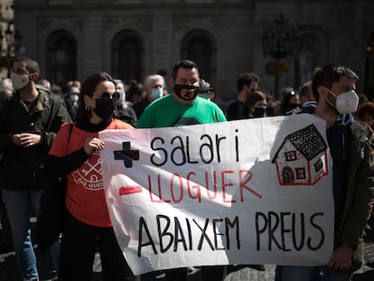 Varios manifestantes llegan a la plaza de Sant Jaume de Barcelona, donde acabó el acto reivindicativo