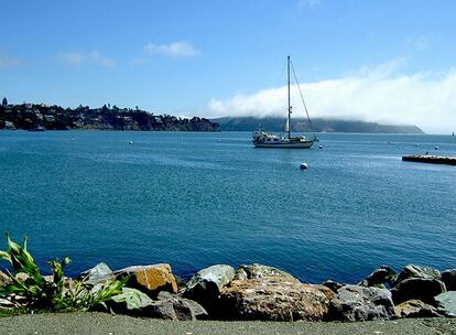 Un velero fondeado en Sausalito, uno de los pueblos de la bahía de San Francisco, California