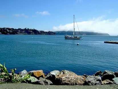 Un velero fondeado en una bahía.