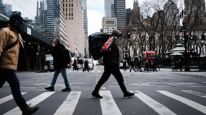 Nueva York todavía sufre la falta de turistas y trabajadores que no han regresado desde el brote de la pandemia.