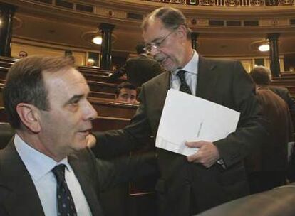 Los ministros de Defensa (izquierda) y Justicia, ayer en el Congreso.