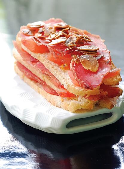 Mojama con ensalada de pan moreno, tomate 'raff' y almendras