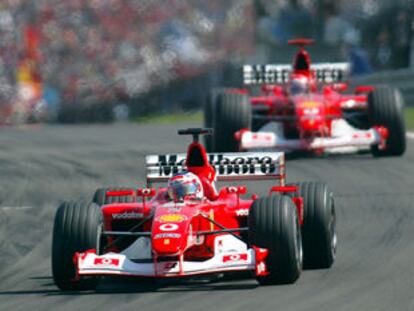Rubens Barrichello, en primer plano, y su compañero Michael Schumacher en un momento de la carrera.