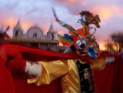 Uno de los fantásticos disfraces, fabricados por los propios danzantes, en las fiestas de La Tirana (norte de Chile).