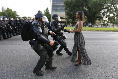 Jonathan Bachman é um fotógrafo que vive em New Orleans e que no sábado cobria os protestos contra a violência policial para a Reuters após a morte de Aaron Sterling, um homem afro-americano de 37 anos que vendia CD’s e foi morto a tiros pela polícia. O fotógrafo capturou o instante em que Iesha Evans, uma mulher de 35 anos, resistia pacificamente diante da polícia antes de ser presa, junto com outras 100 pessoas que bloqueavam uma das ruas de Baton Rouge. A foto foi reproduzida por praticamente toda a imprensa mundial.  