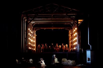 Escena final de la producción de David McVicar con los actores de la Comédie-Française despidiendo a Adriana Lecouvreur que acaba de morir, el pasado 16 de junio en Barcelona.