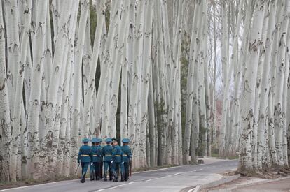 Los guardias de honor kirguisos se alejan tras la ceremonia de bienvenida al presidente ruso Vladimir Putin en Bishkek (Kirguistán).