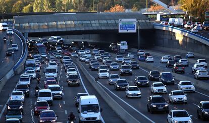 La delegada de Medio Ambiente y Movilidad del Ayuntamiento de Madrid, Inés Sabanes, ha declarado que es "previsible y probable" que se eleven el viernes las restricciones al tráfico, que supondría llegar a prohibir el estacionamiento en toda la zona SER a los no residentes. En la imagen, tráfico lento en la M-30.