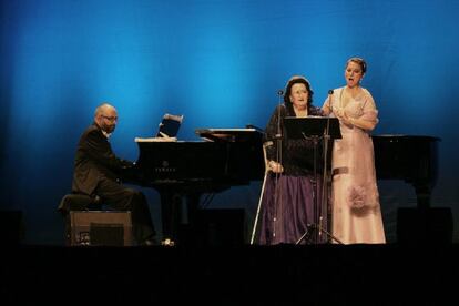 La soprano Montserrat Caballé (c), acompañada de su hija Montserrat Martí (d),en su regreso a los escenarios en agosto de 2014.