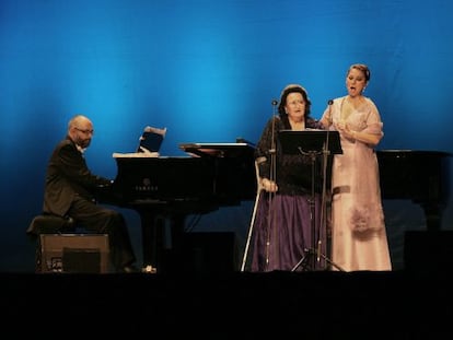 La soprano Montserrat Caballé (c), acompañada de su hija Montserrat Martí (d), durante el recital en el Festival de Cambrils, en Tarragona.