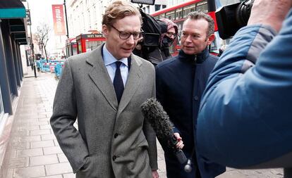 Alexander Nix, presidente da Cambridge Analytica, chegando a seu escritório no centro de Londres nesta terça-feira.