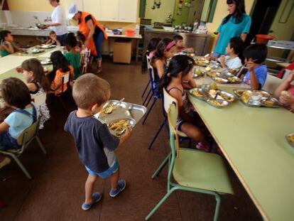 Ni&ntilde;os y monitores a la hora de la comida en la escuela de verano de Burjassot.