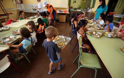 Niños y monitores a la hora de la comida en la escuela de verano de Burjassot.