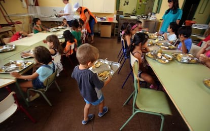 Ni&ntilde;os y monitores a la hora de la comida en la escuela de verano de Burjassot.