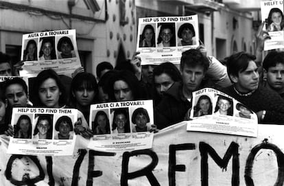 28 de enero de 1993. Concentración de jóvenes en la plaza del pueblo de Alcàsser, un día después de ser encontrados los cuerpos de las tres niñas.