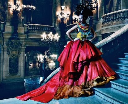 La modelo Karlie Kloss posa con el vestido Kamata de la primera colección de John Galliano para la casa (la de primavera-verano 1997).