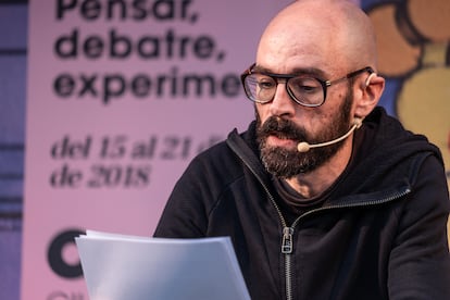 Eloy Fernández Porta interviene en la Bienal de Pensamiento de Barcelona, en 2018.