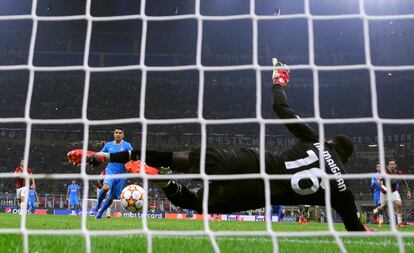 El penalti de Luis Suárez que dio la victoria al Atlético (1-2) en San Siro contra el Milán