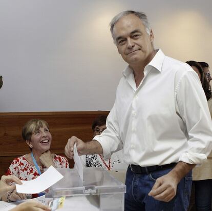 El candidato popular Esteban González Pons, mira a la cámara antes de soltar la papeleta.