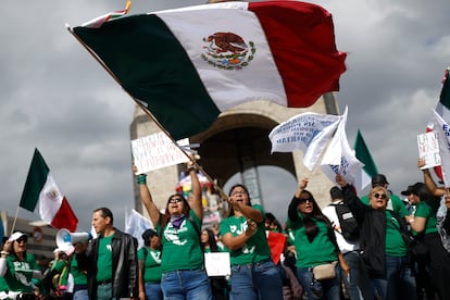 Trabajadores del Poder Judicial protestan contra la reforma frente el Monumento a la Revolución, el 1 de octubre en Ciudad de México.