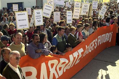 Vecinos de Barbate, durante la manifestación de ayer.