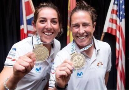 Támara Echegoyen (D) y Paula Barceló posan con sus medallas de campeonas del mundo de la clase 49erFX.