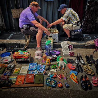 Dos hombres matan el tiempo jugando al ajedrez a la espera de clientes.