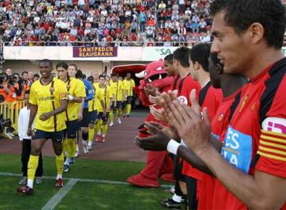 Los jugadores del Mallorca hacen el pasillo a los del Barça, antes del encuentro de ayer.