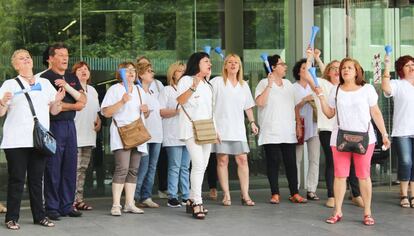 Trabajadoras de la limpieza manifestándose ante la Ciudad de la Justicia.