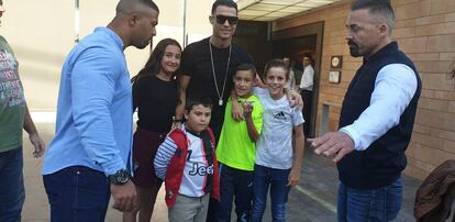 Cristiano se hace una foto en Sevilla con varios niños.