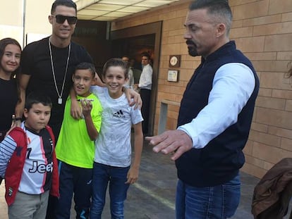 Cristiano se hace una foto en Sevilla con varios niños.