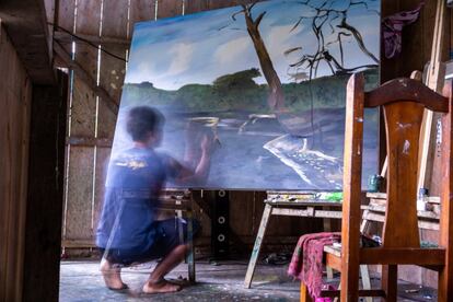 Willie es un artista de Siekopai de la comunidad de San Pablo de Kantesiya. Desde su infancia se ha visto obligado a vivir en un ambiente afectado por la polución producida por las industrias extractivas. En este cuadro pinta el Río Aguarico contaminado con petróleo.