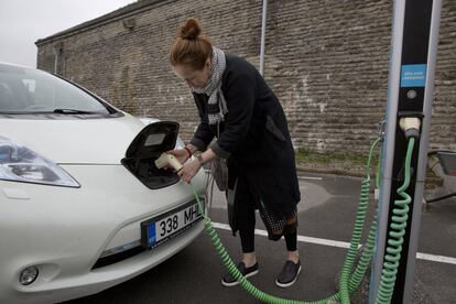 Hace cinco años, la familia de Ülle Jehe decidió comprar un segundo coche. Supieron de las ayudas del Gobierno estonio para fomentar el uso de los vehículos eléctricos y no lo pensaron dos veces. El Estado cubrió 18.000 de los 39.900 euros que les costó el Nissan Leaf que compraron. "Estamos muy contentos, además el mantenimiento es muy sencillo", dice Jehe, diseñadora gráfica de Tallin.