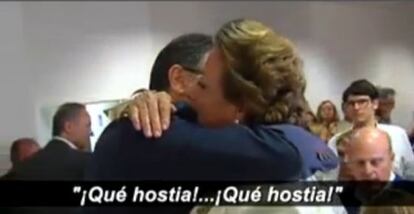 Rita Barberá se abraza con el delegado del Gobierno de Valencia Serafín Castellanos, tras conocer los resultados del 24-M.