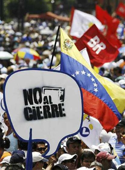 Manifestación en contra la decisión del gobierno de Hugo Chávez de no renovar el permiso para el uso de la frecuencia de Radio Caracas Televisión (RCTV)
