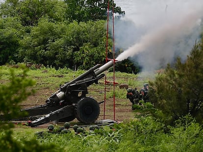 Maniobras de artillería con fuego real del Ejército de Taiwán, este martes en el condado de Pingtung.