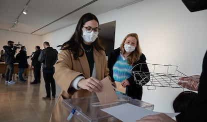 María Cabanillas, de 21 años, deposita su papeleta en la urna en Don Benito, este domingo.